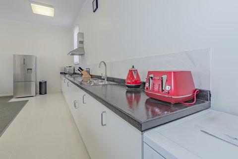 4 Bedroom House - Hobart CBD - Free Parking - Free WIFI - Hotel Gold Coast 2