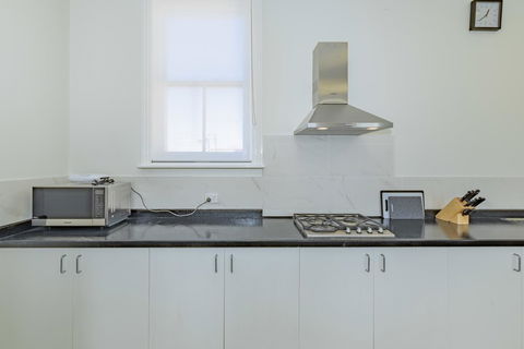 4 Bedroom House - Hobart CBD - Free Parking - Free WIFI - Hotel Gold Coast 8