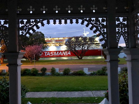 Riverbank Villa - Hotel Gold Coast 0