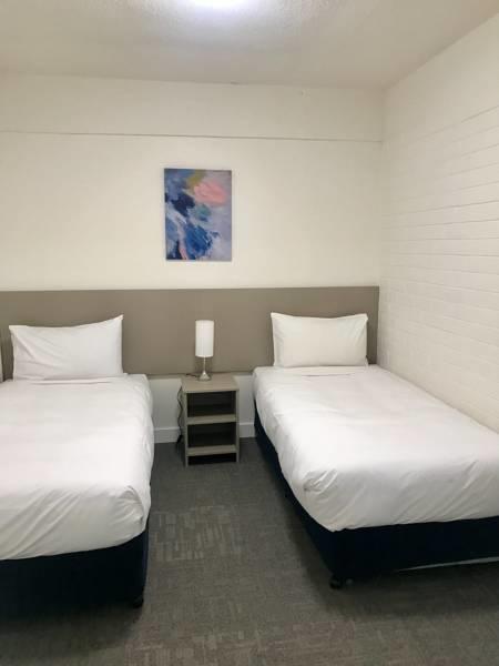 Adina Place Motel Apartments - Hotel Gold Coast 10