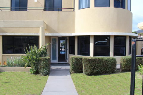 Russell House - Hotel Gold Coast 1