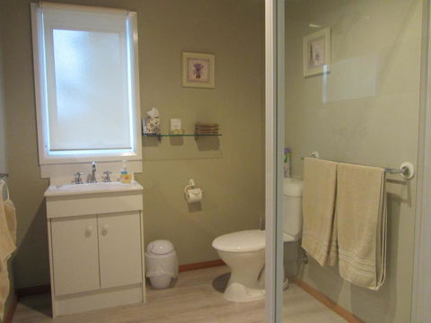 Elm Trees Accommodation @ Ross - Hotel Gold Coast 10