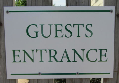 Elm Trees Accommodation @ Ross - Hotel Gold Coast 8