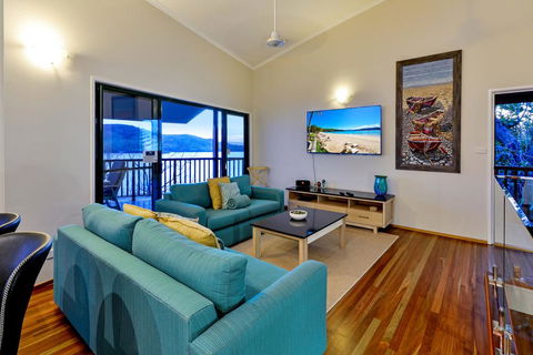 NEWLY BEAUTFULLY RENOVATED 16 The Casuarina - 3 Bedroom House With 180 Degree Ocean Views - Hotel Gold Coast 3