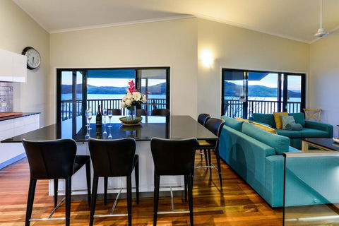 NEWLY BEAUTFULLY RENOVATED 16 The Casuarina - 3 Bedroom House With 180 Degree Ocean Views - Hotel Gold Coast 1