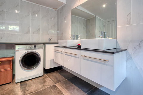 Newport - East Ballina - Hotel Gold Coast 1