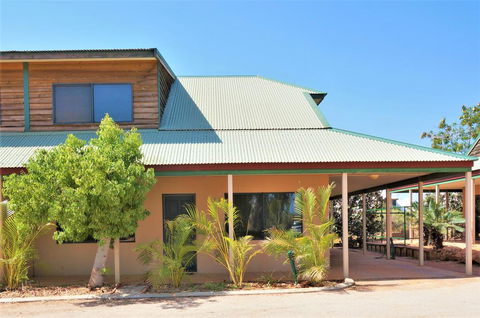 Ningaloo Breeze Villa 5 - 3 Bedroom Fully Self-Contained Holiday Accommodation - Hotel Gold Coast 0
