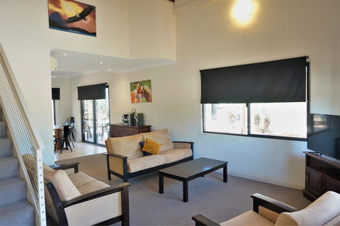 Ningaloo Breeze Villa 5 - 3 Bedroom Fully Self-Contained Holiday Accommodation - Hotel Gold Coast 2