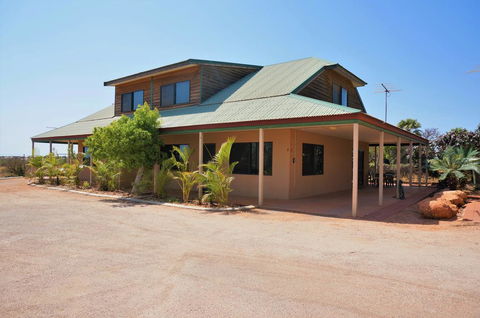 Ningaloo Breeze Villa 5 - 3 Bedroom Fully Self-Contained Holiday Accommodation - Hotel Gold Coast 1