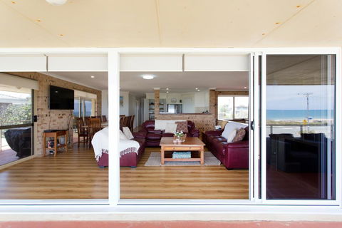 Ocean View Beach House - Hotel Gold Coast 2