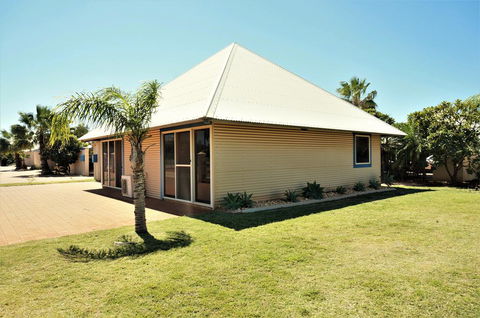 Osprey Holiday Village Unit 114 - Gorgeous 3 Bedroom Holiday Villa With A Pool In The Complex - Hotel Gold Coast 1