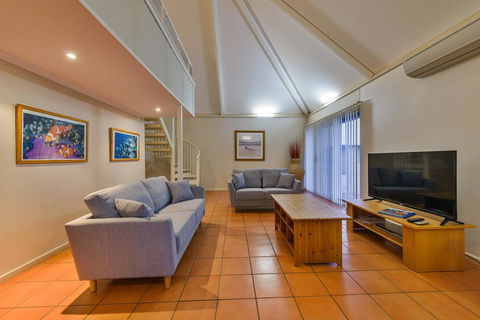 Osprey Holiday Village Unit 123 - Blissful 3 Bedroom Holiday Villa With A Pool In The Complex - Hotel Gold Coast 0