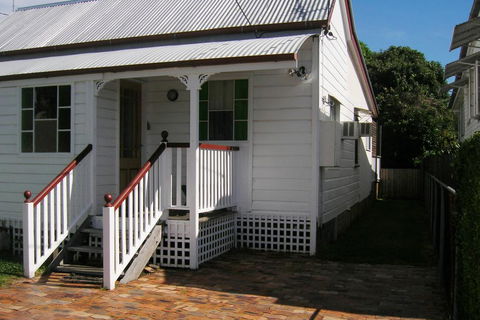 Pine Cottage - Hotel Gold Coast 0