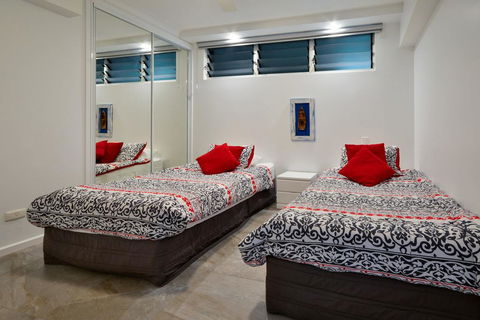 POINCIANA 101 HAMILTON ISLAND CENTRALLY LOCATED 3 BEDROOM, Plus BUGGY!! - Hotel Gold Coast 1