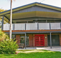 Red Door Beach House - Marcoola Beach - PET FRIENDLY FOXTEL WIFI 500 BOND Linen Supplied - Hotel Gold Coast