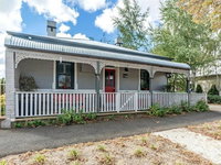 Red Door Cottage of Orange - Heritage Home