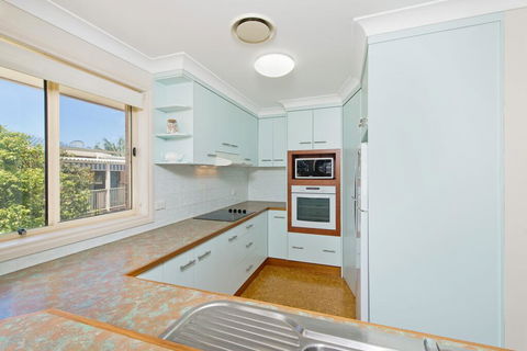 SEASCAPE - An Enticing Lakeside Escape - Hotel Gold Coast 2