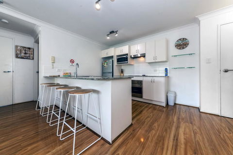 Shoal Bay Beach Club, 17/2 Shoal Bay Road - Hotel Gold Coast 3