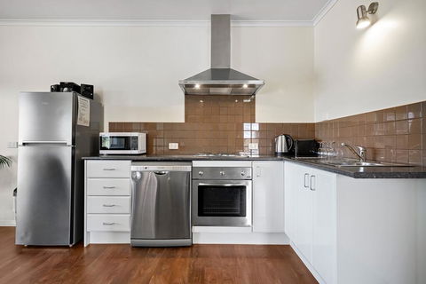 Short Stays Gippsland Trafalgar - Hotel Gold Coast 2