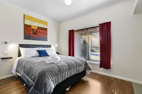 Short Stays Gippsland Trafalgar - Hotel Gold Coast 1