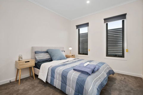 Sleek, Modern Capel Sound! - Hotel Gold Coast 1