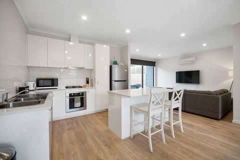 Sleek, Modern Capel Sound! - Hotel Gold Coast 0