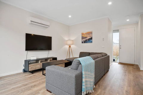 Sleek, Modern Capel Sound! - Hotel Gold Coast 3
