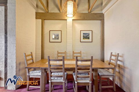 Snowgums 13 - Hotel Gold Coast 2