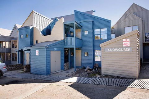 Snowgums 15 - Hotel Gold Coast 1