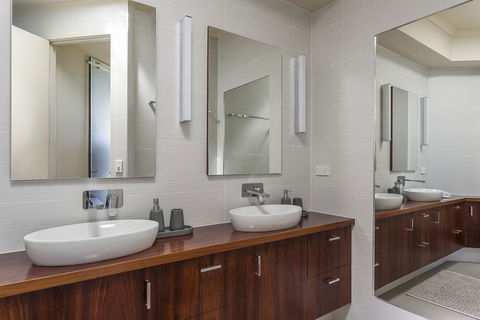 Sophisticated Contemporary Coastal Living With Sweeping Views In Cape Schanck - Hotel Gold Coast 3