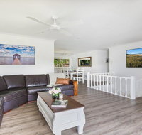 Sounds by the Sea - open plan living metres to beach - Hotel Gold Coast