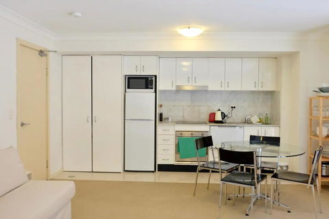 Spacious Studio By The Beach In Manly - Hotel Gold Coast 3