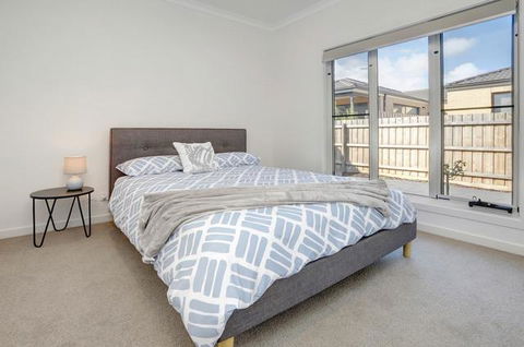 Staughton Sounds - Hotel Gold Coast 3