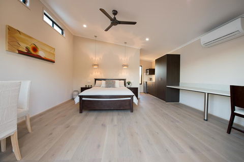 Still Earth - Hotel Gold Coast 2