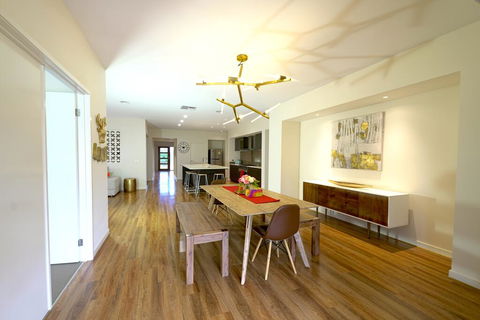 Stylish Luxe House For Big Group Near Shopping Center - Hotel Gold Coast 0