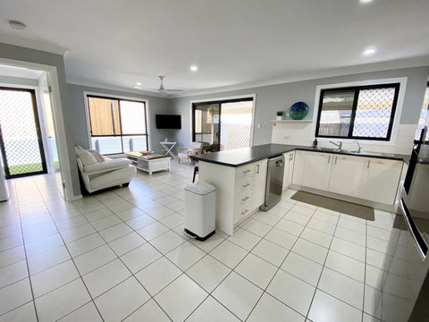 STYLISH RESIDENCE, LARGE PRIVATE YARD - CLOSE TO DREAMWORLD - Hotel Gold Coast 2