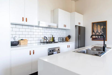 Stylish Warehouse Conversion In The Heart Of Fitzroy - Hotel Gold Coast 3