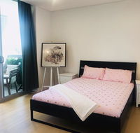 Sunset view 2 bedroom apt next to station - Hotel Gold Coast