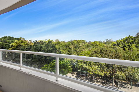 Super Convenient Apartment With Garden Views - Hotel Gold Coast 0