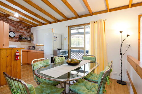 Surf And Sunsets, Beach Holiday Home Mandurah - Hotel Gold Coast 2