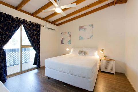Surf And Sunsets, Beach Holiday Home Mandurah - Hotel Gold Coast 3