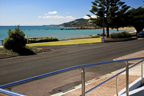 Penguin Beachfront Apartments - Hotel Gold Coast 2
