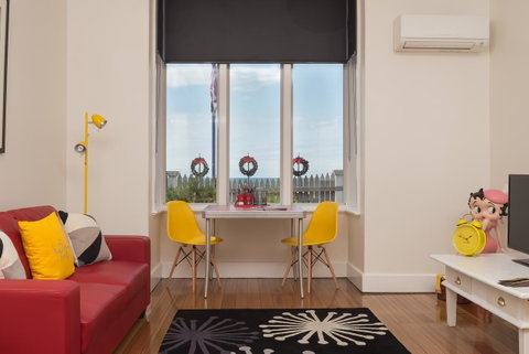 Penguin Waterfront Escape - Hotel Gold Coast 15