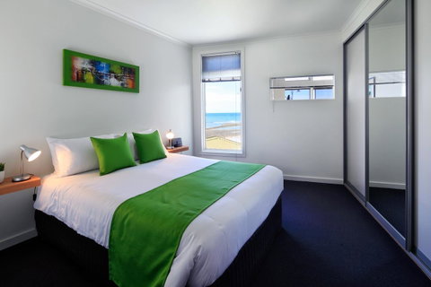 Penguin Waterfront Escape - Hotel Gold Coast 8