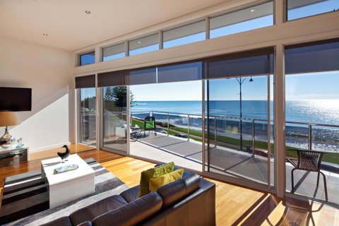 Penguin Waterfront Escape - Hotel Gold Coast 1