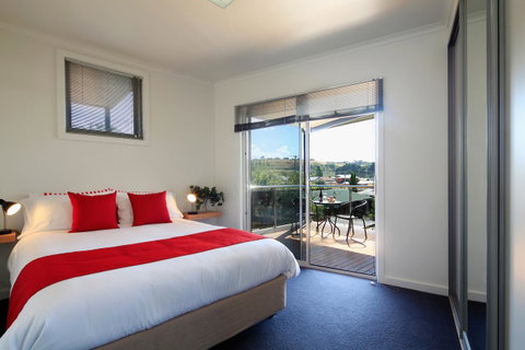 Penguin Waterfront Escape - Hotel Gold Coast 6
