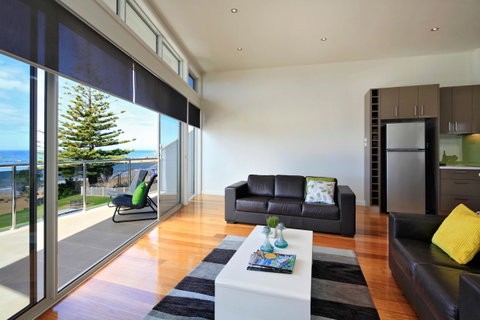 Penguin Waterfront Escape - Hotel Gold Coast 10