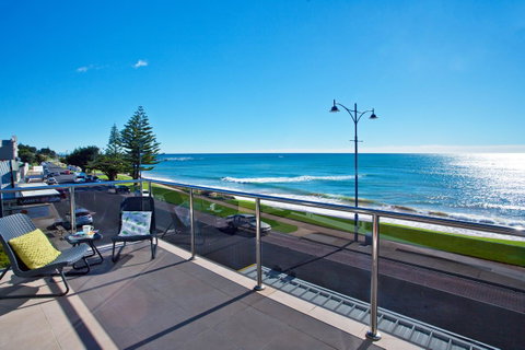 Penguin Waterfront Escape - Hotel Gold Coast 0