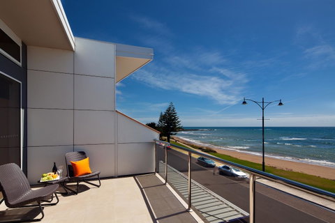 Penguin Waterfront Escape - Hotel Gold Coast 3