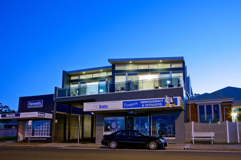 Penguin Waterfront Escape - Hotel Gold Coast 9